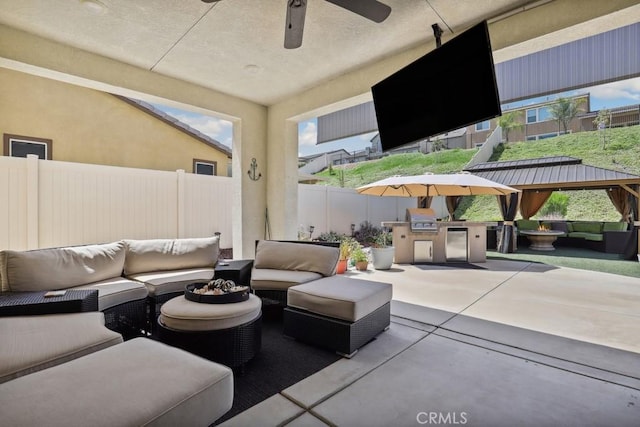 view of patio / terrace with outdoor lounge area, area for grilling, a fenced backyard, and ceiling fan