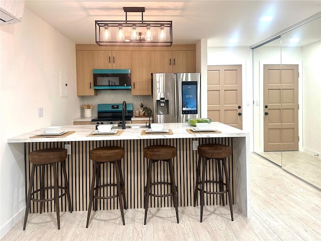 kitchen featuring decorative backsplash, a kitchen breakfast bar, electric stove, stainless steel refrigerator with ice dispenser, and a wall mounted AC