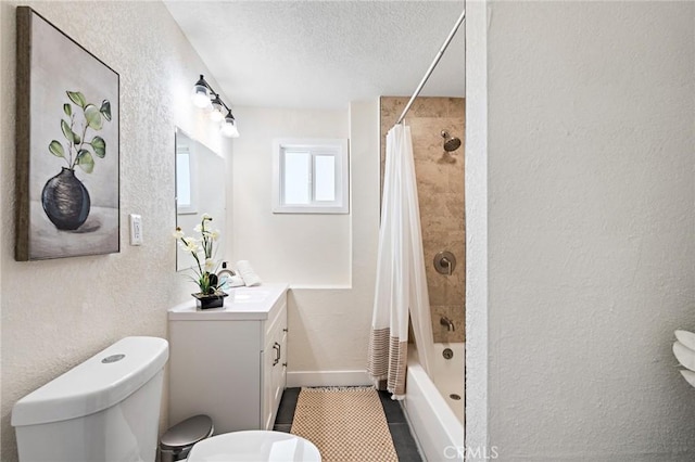 56622 Handley Rd, Yucca Valley, CA 92284 - full bath featuring a textured wall, toilet, a textured ceiling, vanity, and shower / tub combo