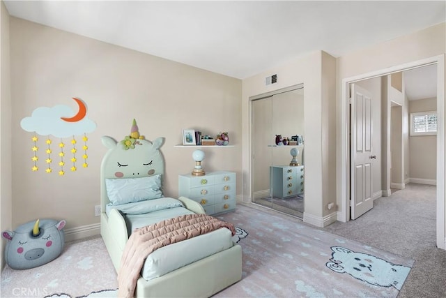 living area featuring carpet, visible vents, and baseboards