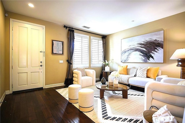 living room featuring baseboards, dark wood-style floors, visible vents, and recessed lighting