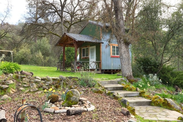 view of yard featuring an outdoor structure