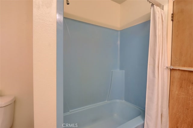 full bath with shower / bathtub combination with curtain and toilet