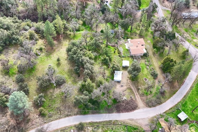 birds eye view of property featuring a wooded view