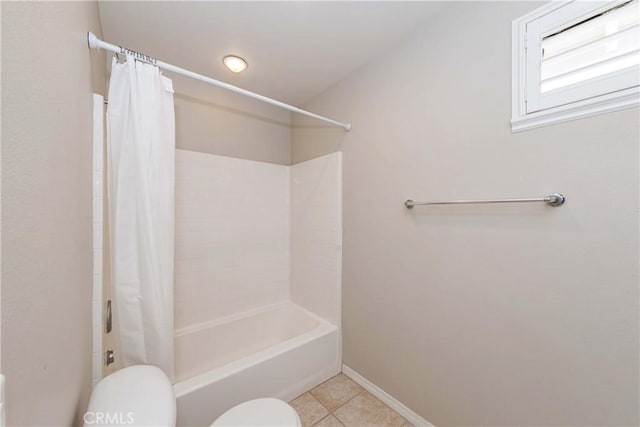 full bath featuring shower / bath combo with shower curtain, baseboards, toilet, and tile patterned floors