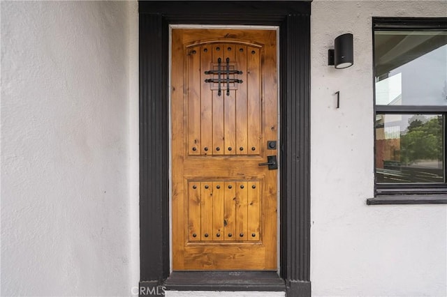 view of exterior entry with stucco siding