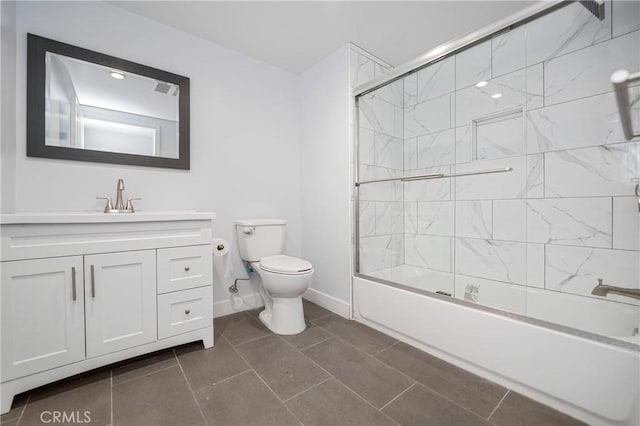 full bathroom featuring visible vents, baseboards, toilet, enclosed tub / shower combo, and vanity