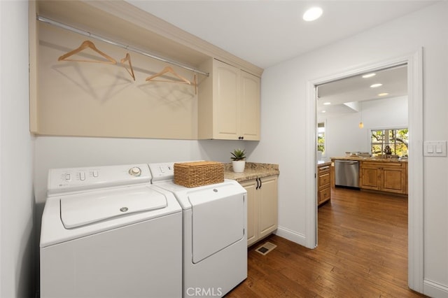 laundry room with visible vents, washer and clothes dryer, recessed lighting, cabinet space, and dark wood-style flooring