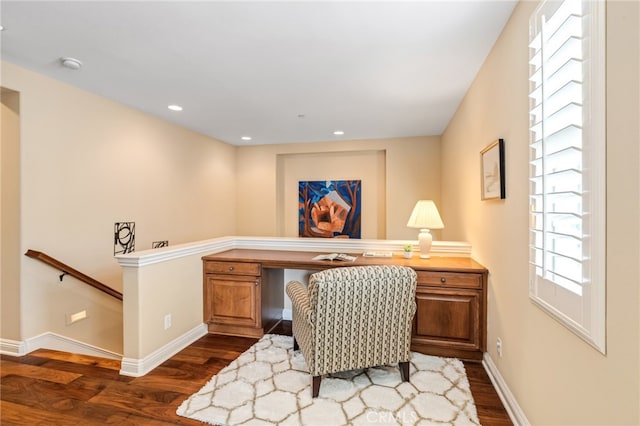 home office featuring dark wood-style floors, recessed lighting, baseboards, and built in study area