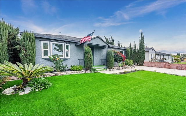 view of front facade featuring stucco siding and a front yard