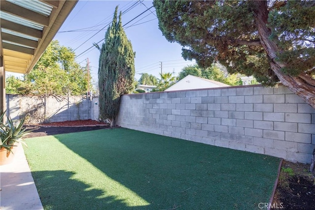 view of yard featuring a fenced backyard