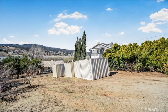 view of yard with a mountain view