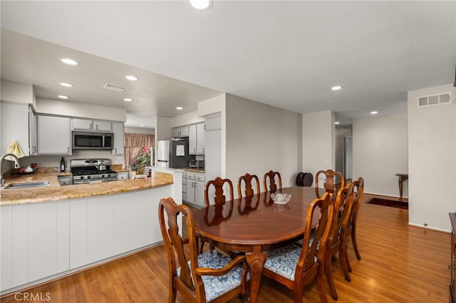 dining area featuring recessed lighting, visible vents, and light wood-type flooring