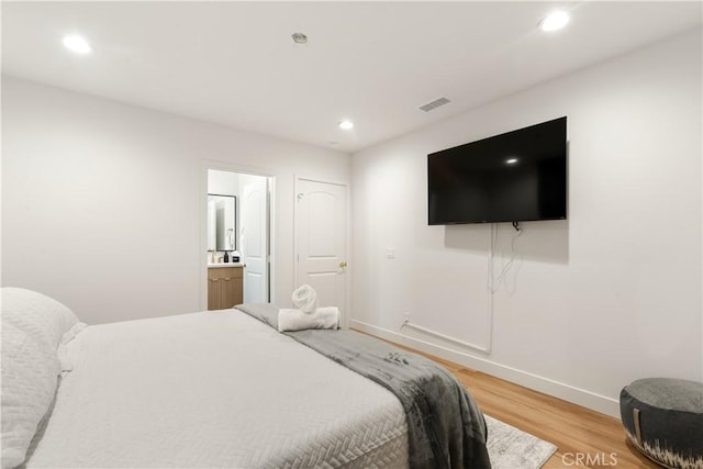 bedroom featuring visible vents, connected bathroom, baseboards, recessed lighting, and light wood-style floors