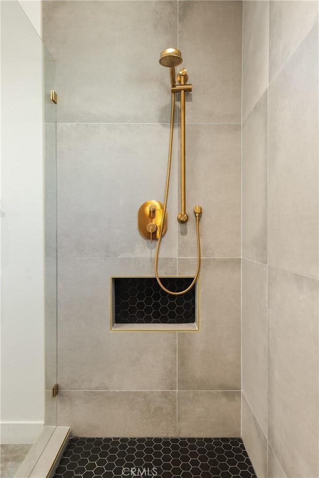 details featuring a tile shower