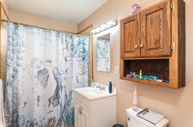 full bathroom with curtained shower, vanity, and toilet