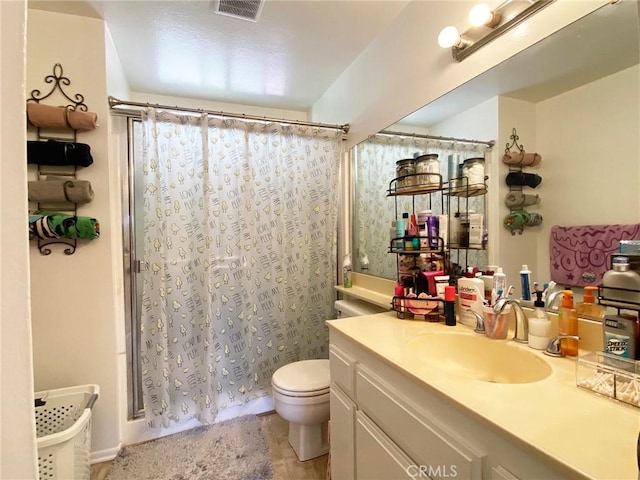 full bath featuring toilet, a shower with curtain, visible vents, and vanity