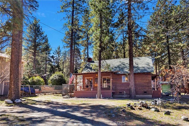 rustic home with crawl space and fence