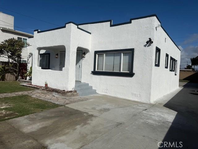 view of front of property with stucco siding