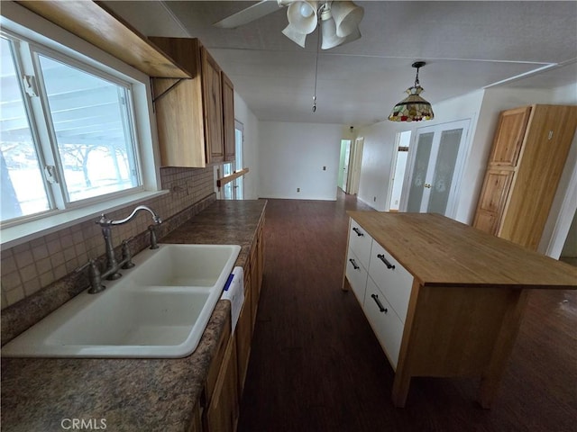 kitchen featuring a ceiling fan, dark wood-style floors, butcher block countertops, a sink, and tasteful backsplash