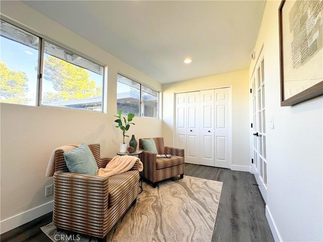 living area featuring dark wood-type flooring, recessed lighting, and baseboards