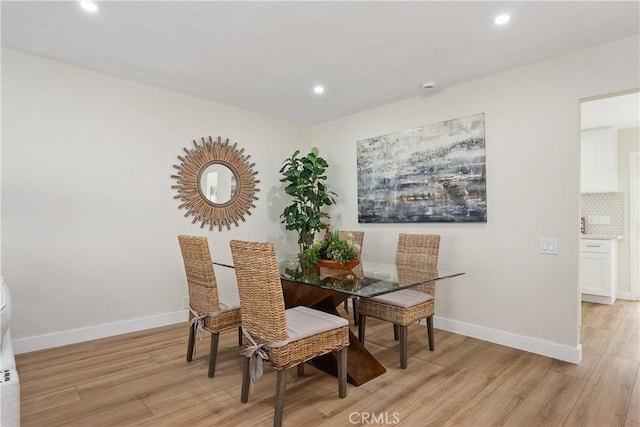 dining space featuring light wood-style flooring, baseboards, and recessed lighting