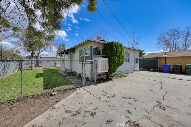 view of front of home featuring a fenced front yard, a front yard, and a gate