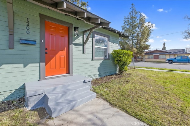 property entrance featuring a yard