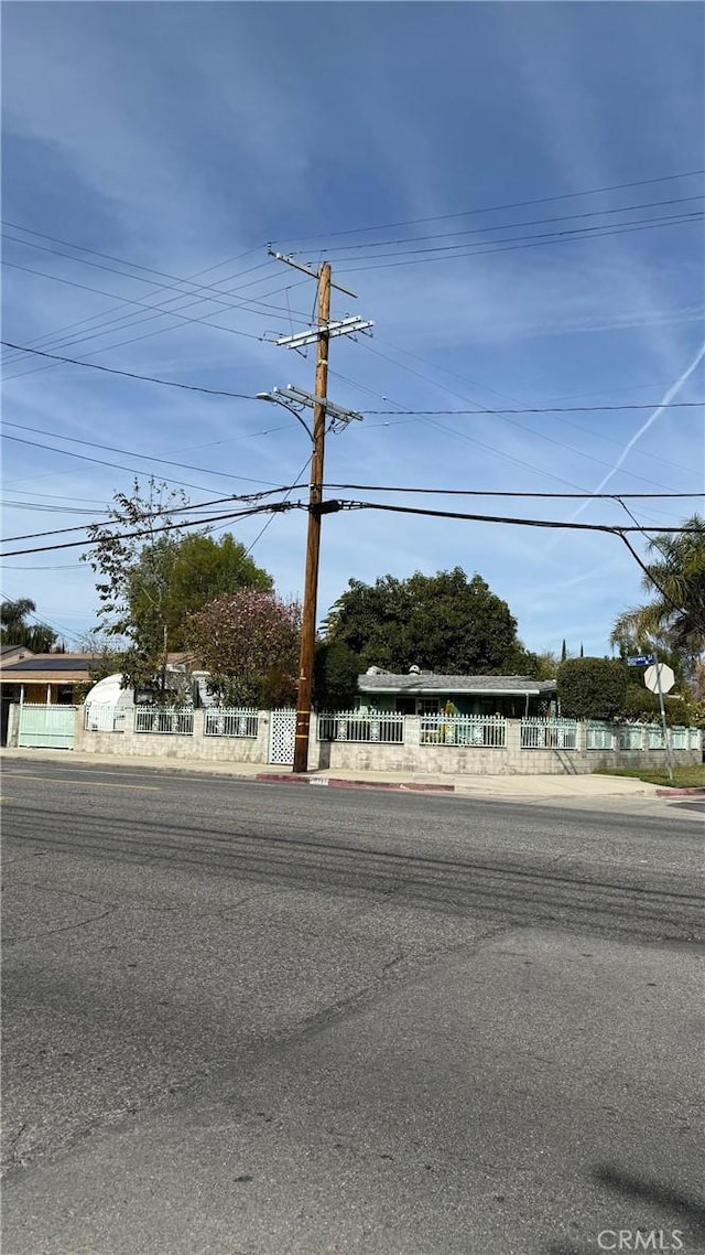 view of front of property featuring fence