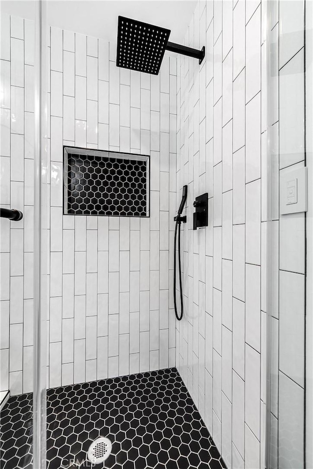 full bathroom featuring tiled shower