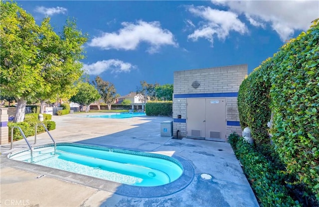 view of swimming pool