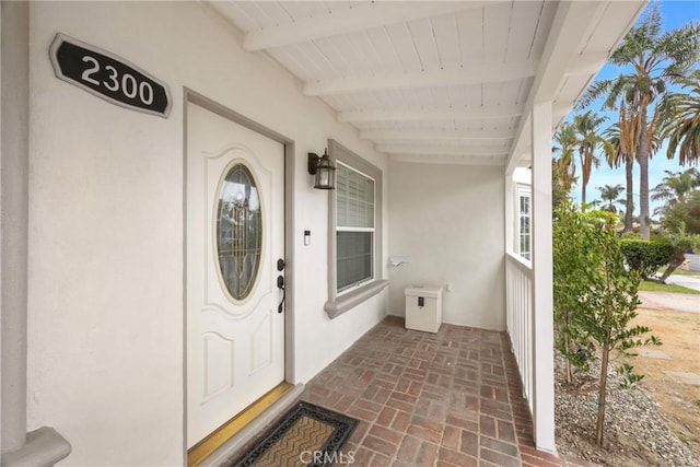 view of exterior entry featuring stucco siding