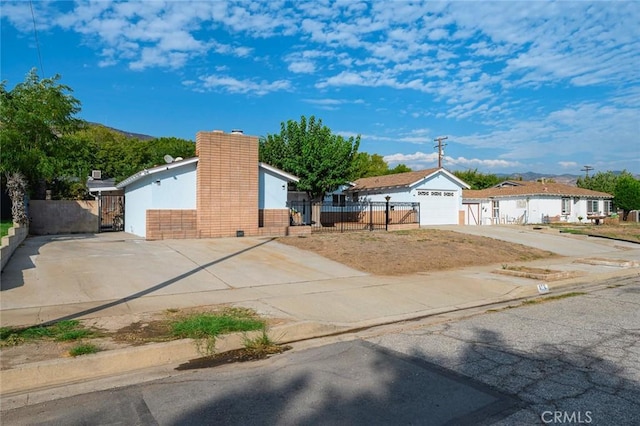 view of front of home featuring driveway and a fenced front yard