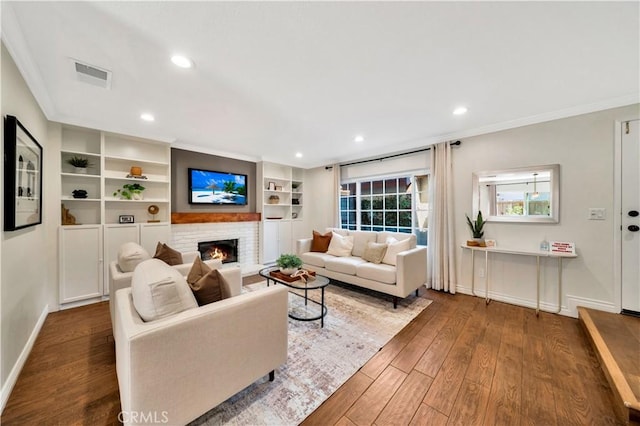 living area featuring crown molding, wood finished floors, visible vents, and baseboards