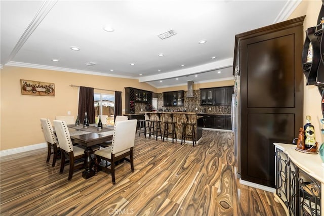 dining room with visible vents, dark wood-type flooring, baseboards, ornamental molding, and recessed lighting