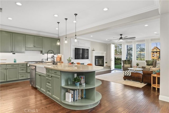 kitchen featuring a sink, crown molding, dark wood-type flooring, and green cabinetry