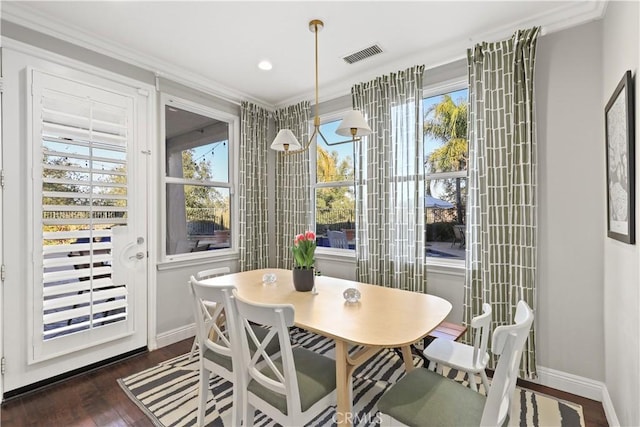 dining area featuring visible vents, dark wood-type flooring, baseboards, ornamental molding, and recessed lighting