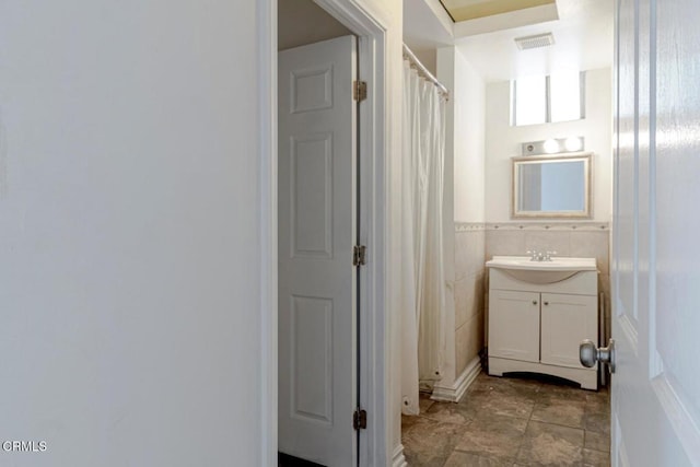 full bath with visible vents, a wainscoted wall, and vanity