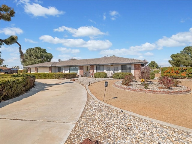 20312 Eyota Rd, Apple Valley, CA 92308 - ranch-style house featuring concrete driveway