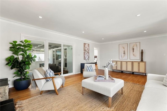 living room with recessed lighting, baseboards, light wood-style flooring, and crown molding