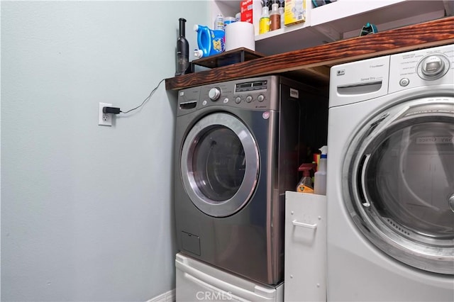 washroom with laundry area and washing machine and dryer