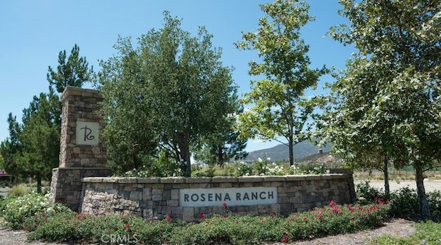 community / neighborhood sign featuring a mountain view