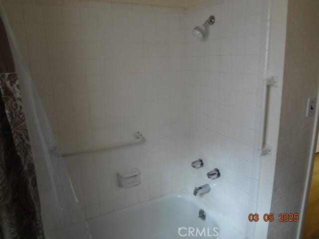 full bath with shower / tub combo