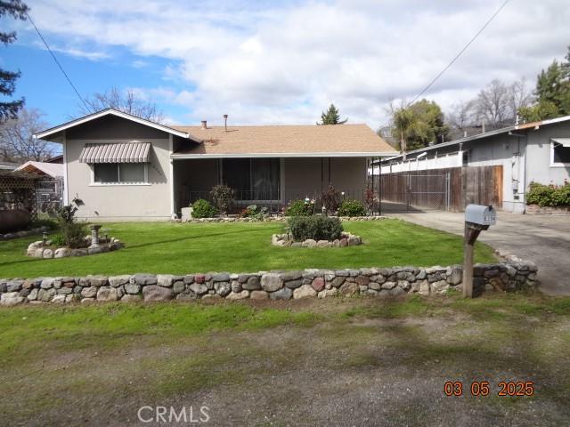 view of front facade with a front lawn