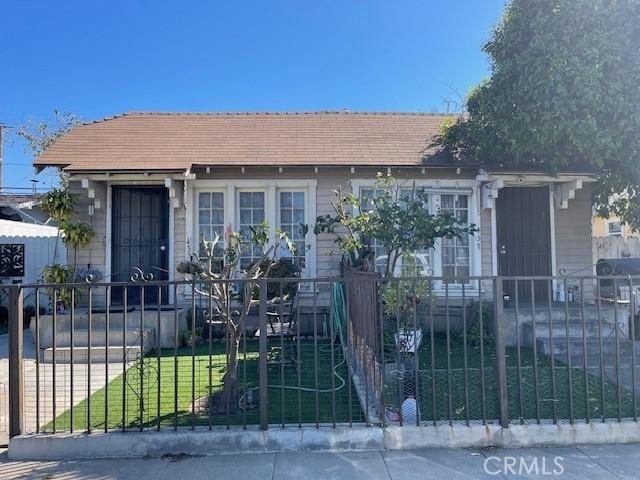 bungalow-style house featuring a fenced front yard