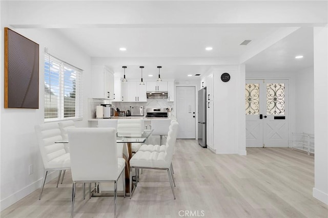 dining space with recessed lighting, baseboards, visible vents, and light wood finished floors