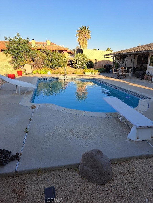 19010 Waseca Rd, Apple Valley, CA 92307 - outdoor pool with a patio area and a diving board