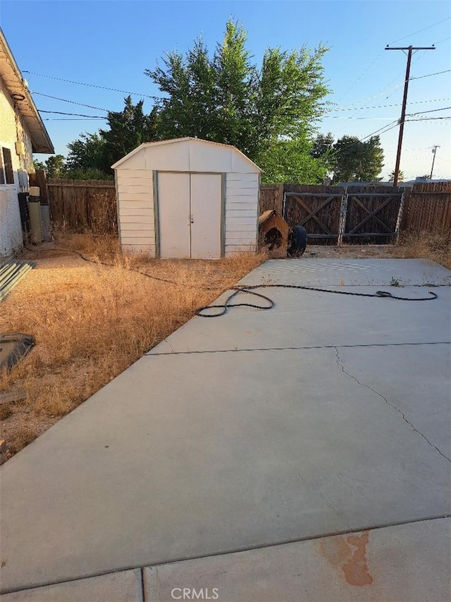 19010 Waseca Rd, Apple Valley, CA 92307 - exterior space featuring a storage shed, a fenced backyard, and an outbuilding