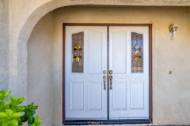 entrance to property with stucco siding