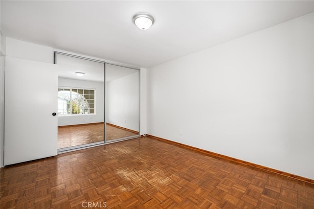 unfurnished bedroom featuring baseboards and a closet